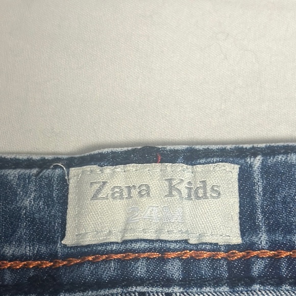 Zara Classic Blue Denim Jeans with Patch Detail - Picture 2 of 5
